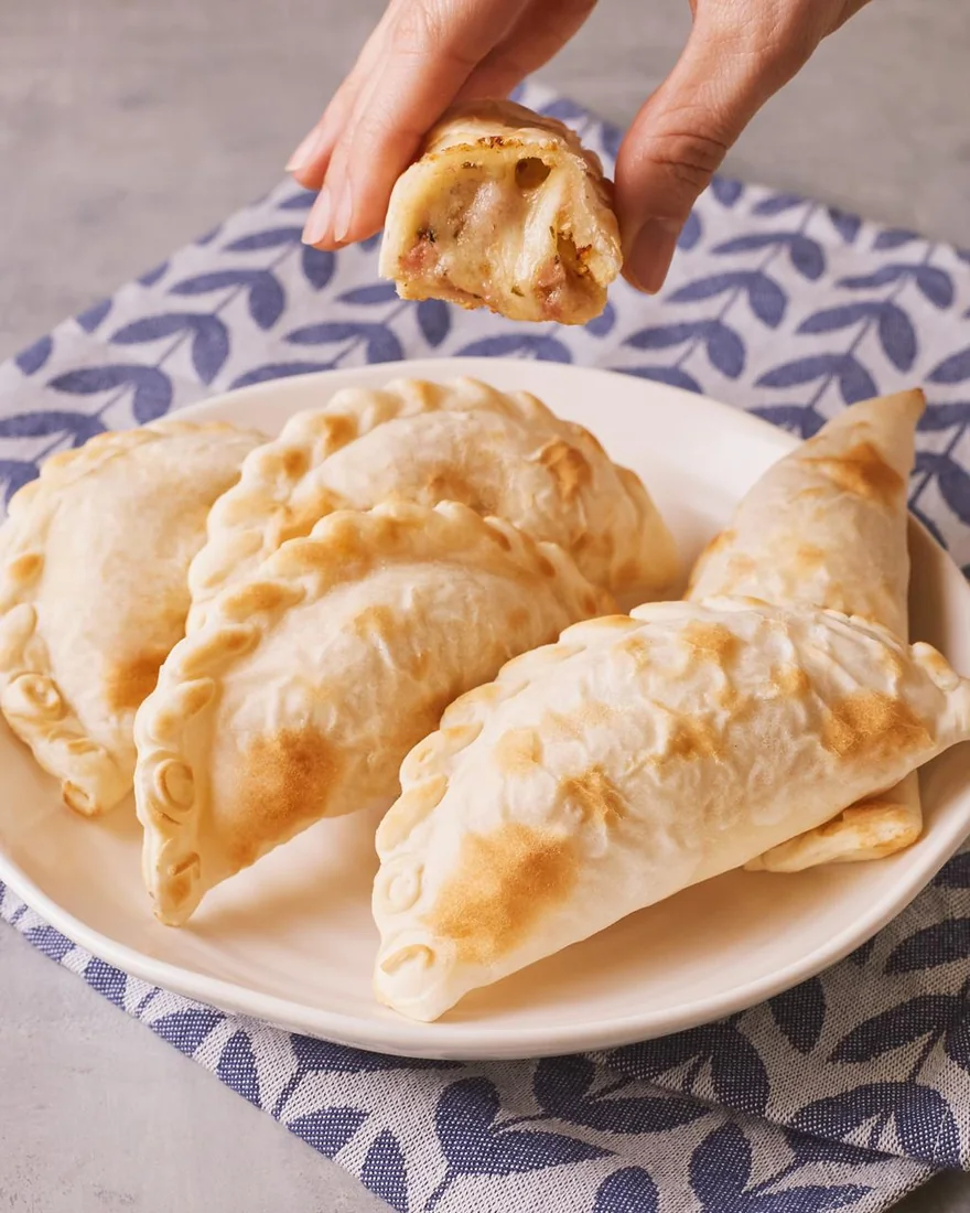 EMPANADAS DE JAMÓN Y QUESO / HAM & CHEESE — 6 UNIDADES