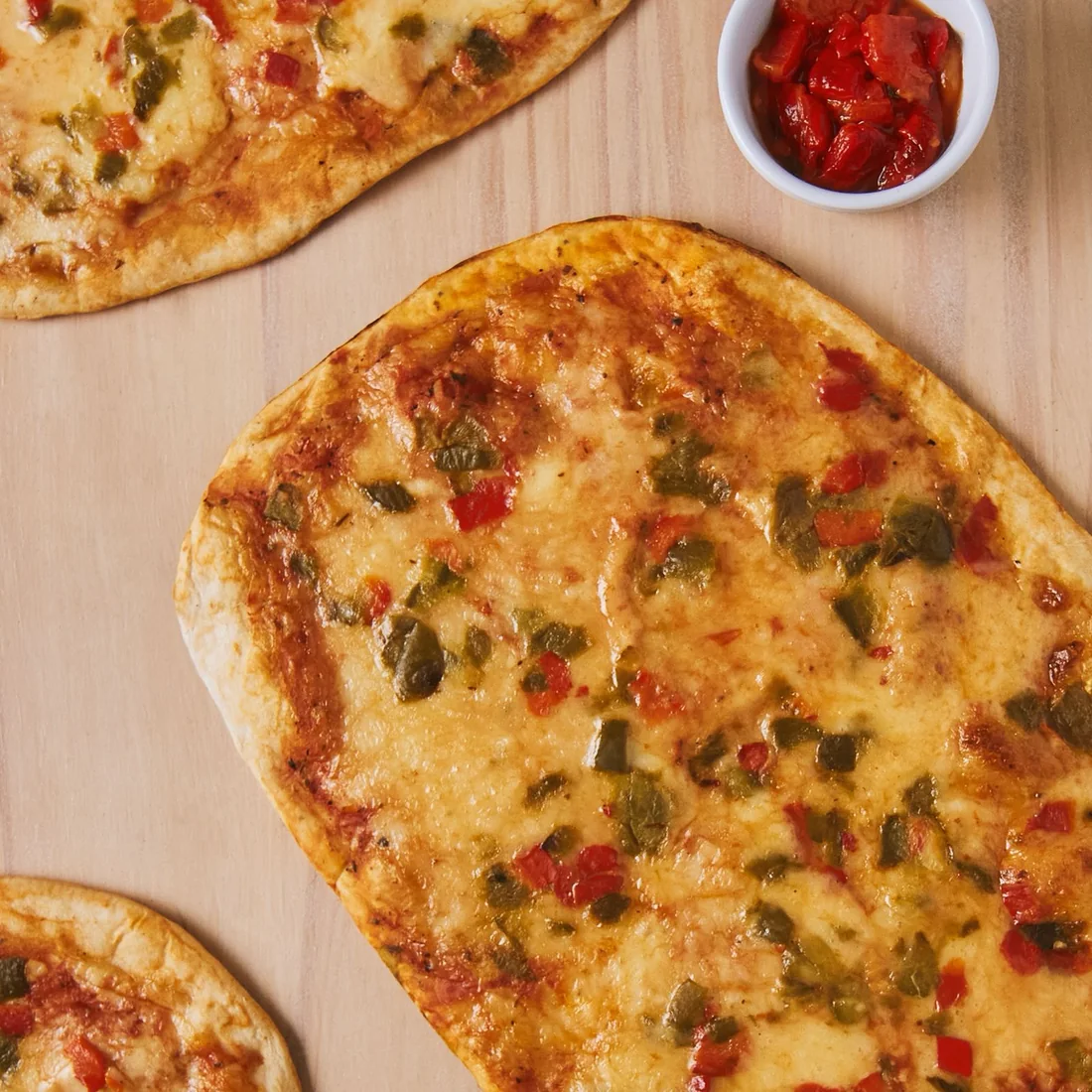 PIZZA MOZZARELLA CON MORRONES / MOZZARELLA & BELL PEPPERS